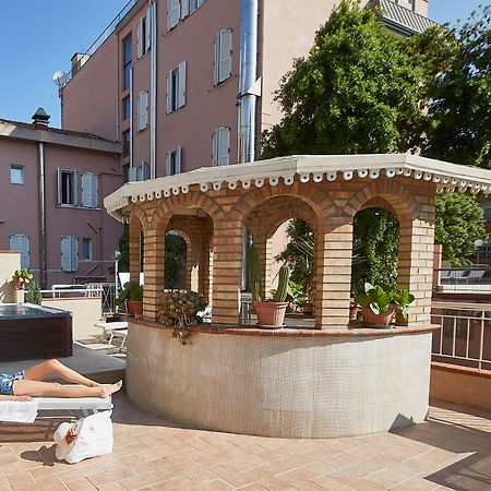 Hotel Vienna Ostenda E Ristorante Il Danubio Rimini Exteriör bild