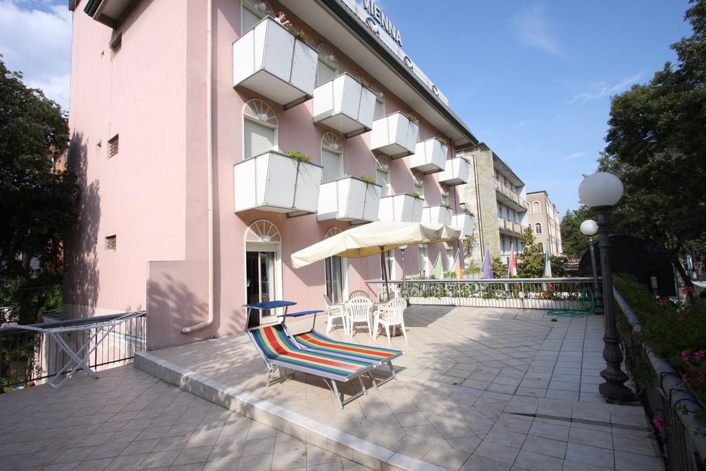 Hotel Vienna Ostenda E Ristorante Il Danubio Rimini Exteriör bild