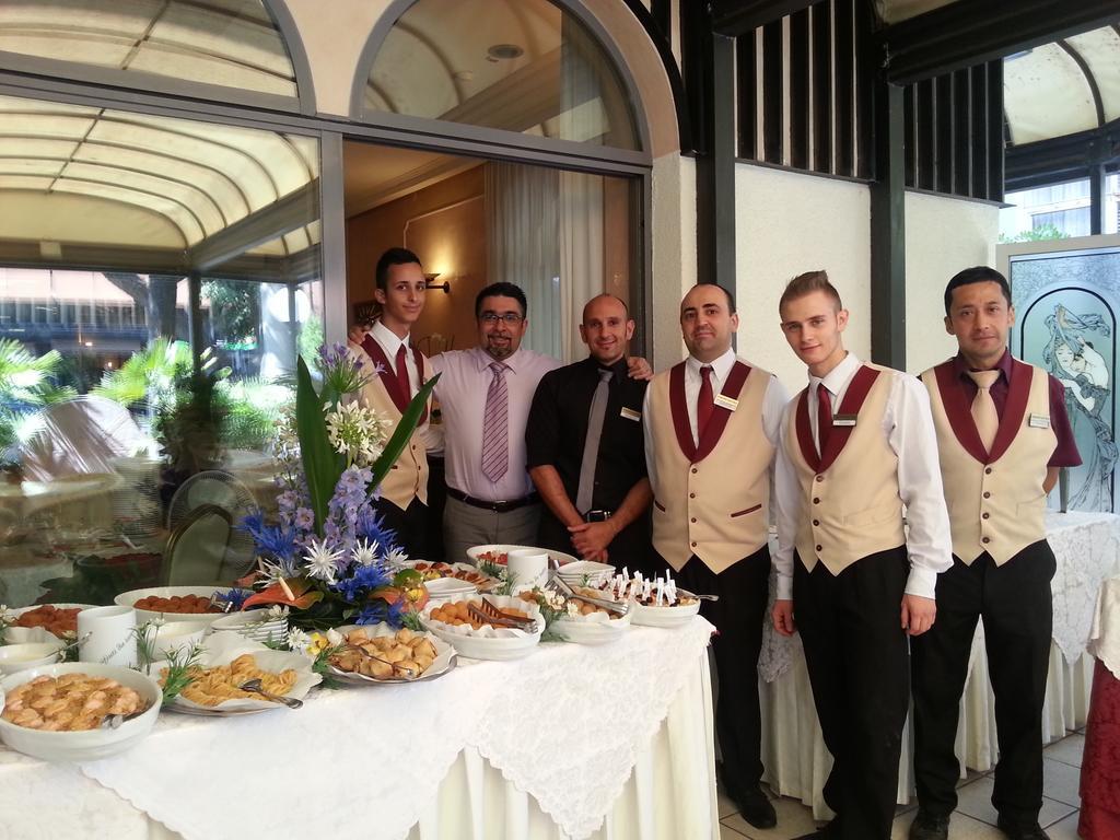 Hotel Vienna Ostenda E Ristorante Il Danubio Rimini Exteriör bild