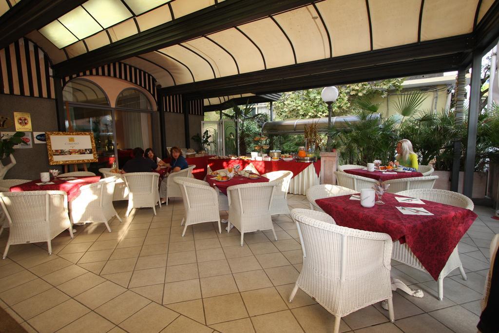 Hotel Vienna Ostenda E Ristorante Il Danubio Rimini Exteriör bild